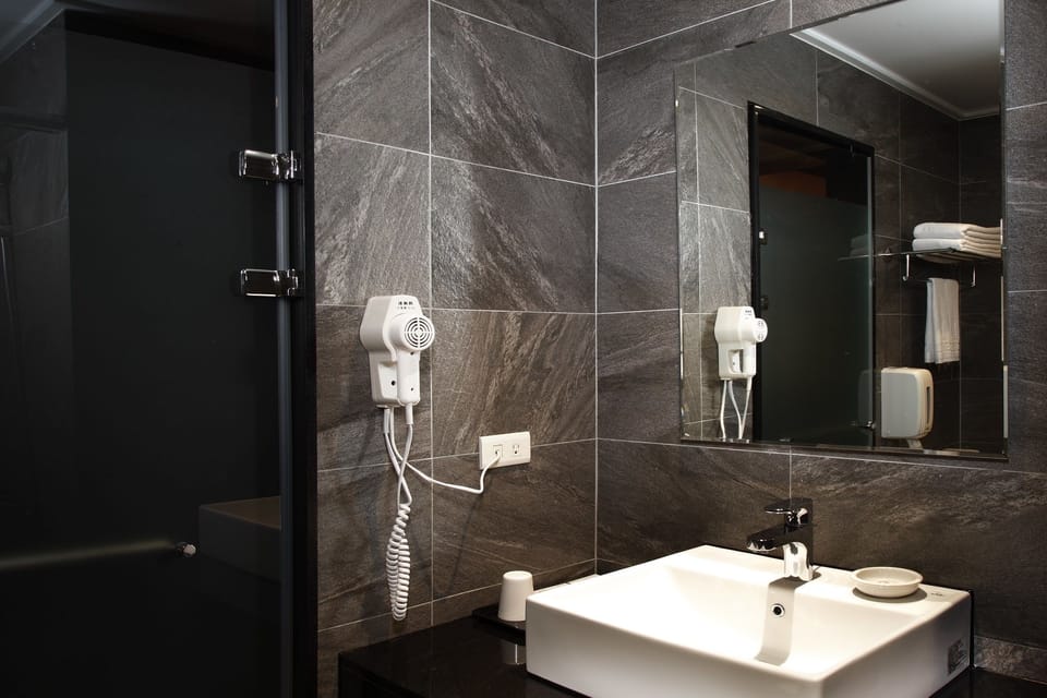 Standard Double Room | Bathroom sink
