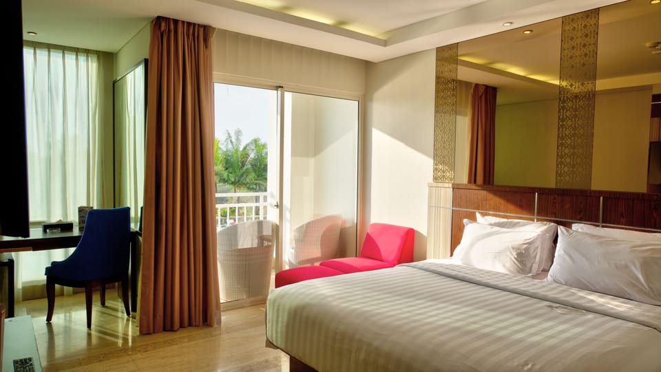 Deluxe Room, 1 King Bed, Pool View | Minibar, in-room safe, desk, WiFi (free)