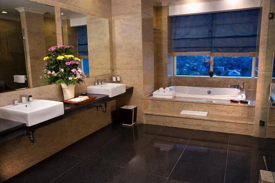 President Suite | Bathroom | Free toiletries, hair dryer, towels