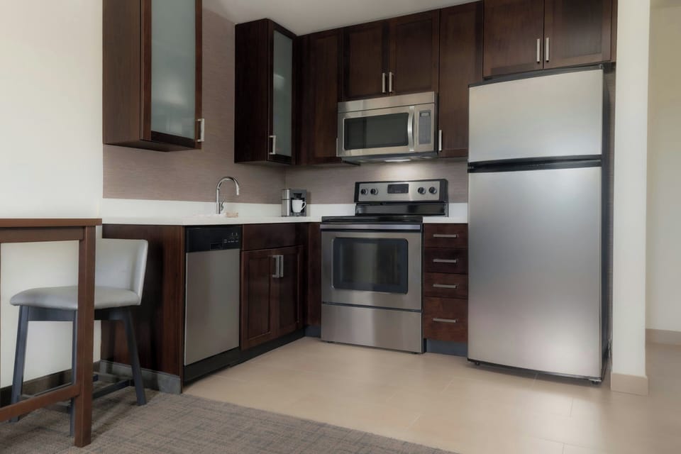 Fridge, microwave, stovetop, dishwasher