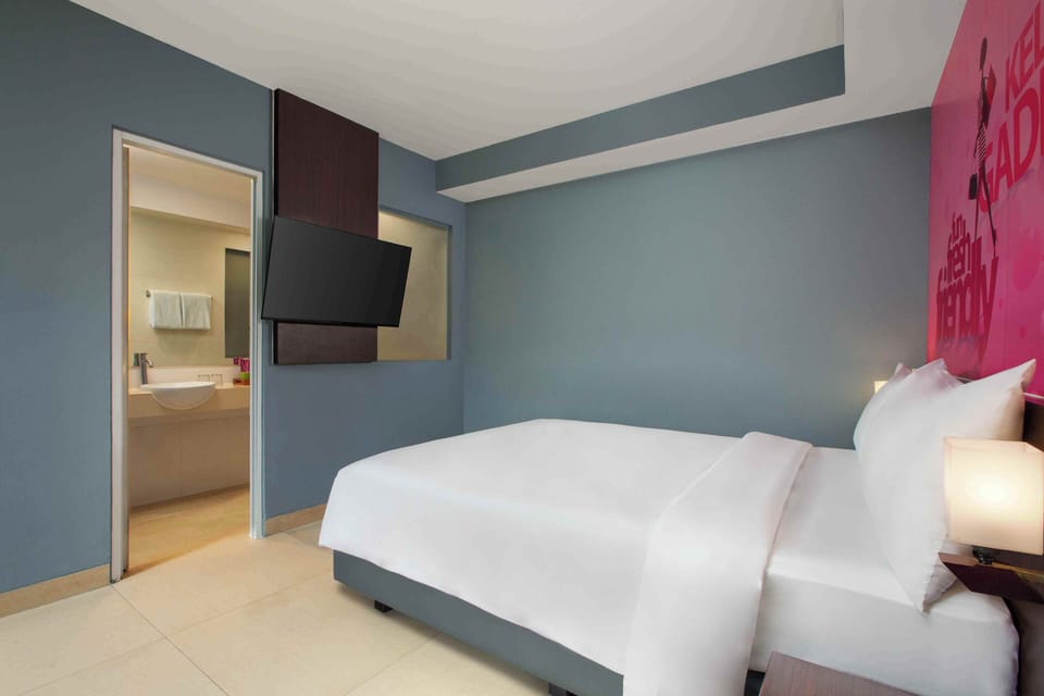 Deluxe Room | In-room safe, desk, free WiFi, bed sheets
