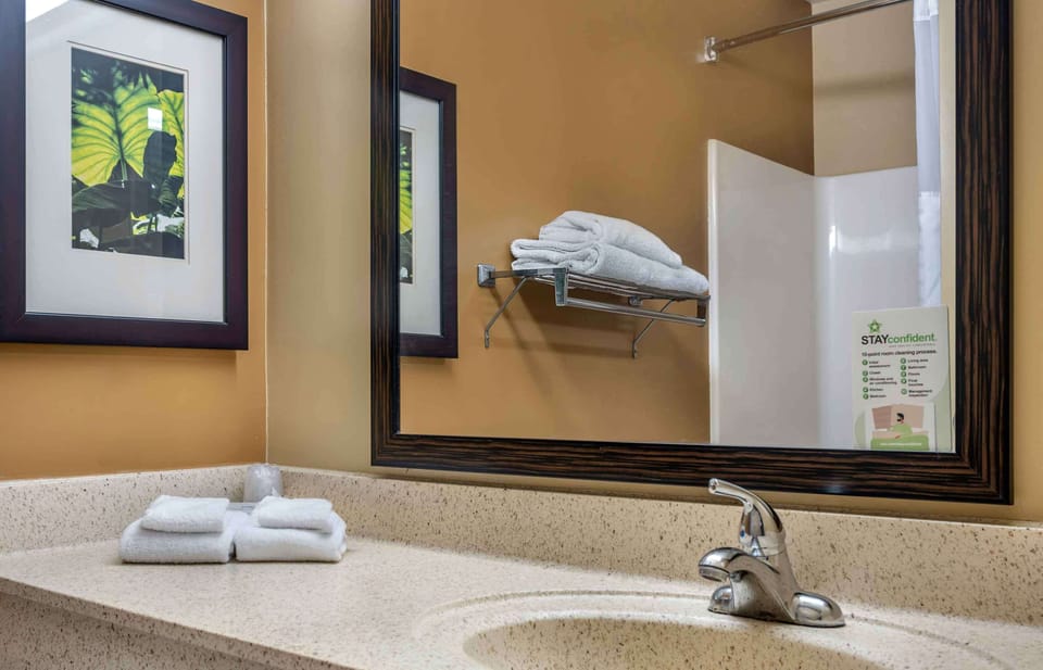 Combined shower/tub, free toiletries, towels, soap