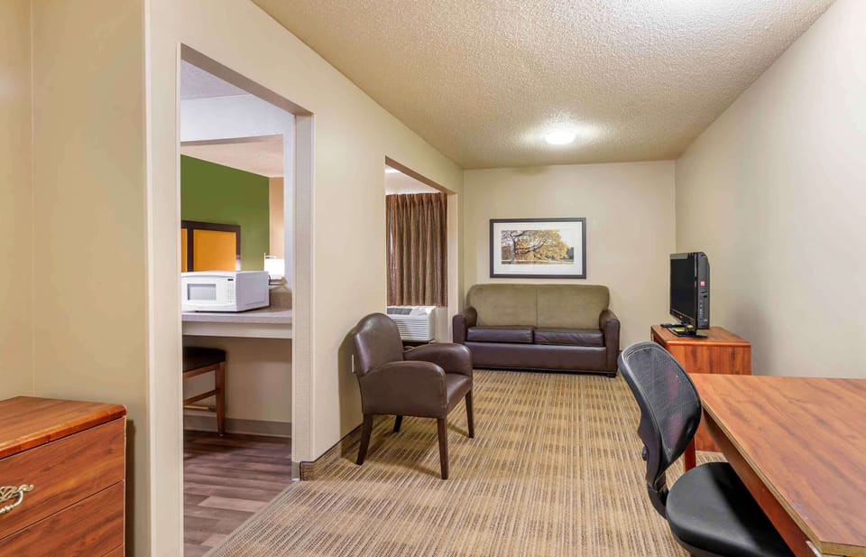 Deluxe Studio, 1 Queen Bed with Sofa bed, Non Smoking | Desk, laptop workspace, iron/ironing board, free WiFi