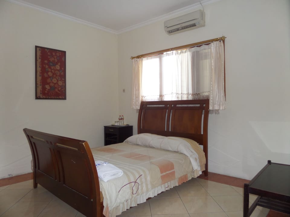 Suite | Desk, free WiFi
