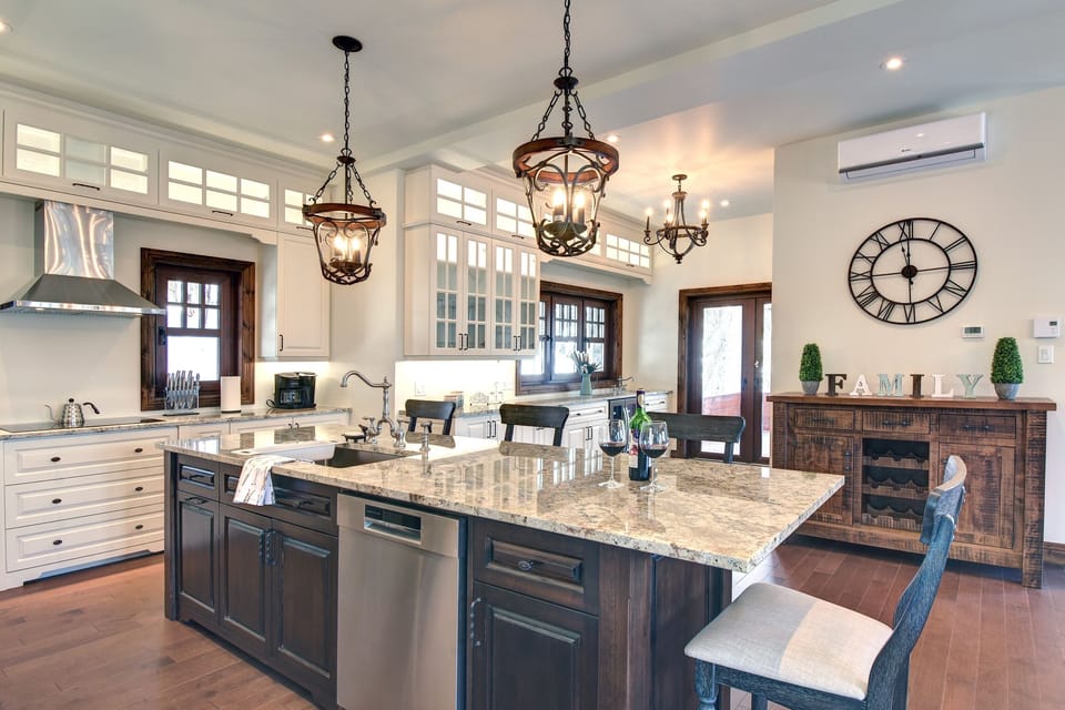 GOURMET KITCHEN WITH CHEF APPLIANCES AND GRANIT COUNTERTOPS !