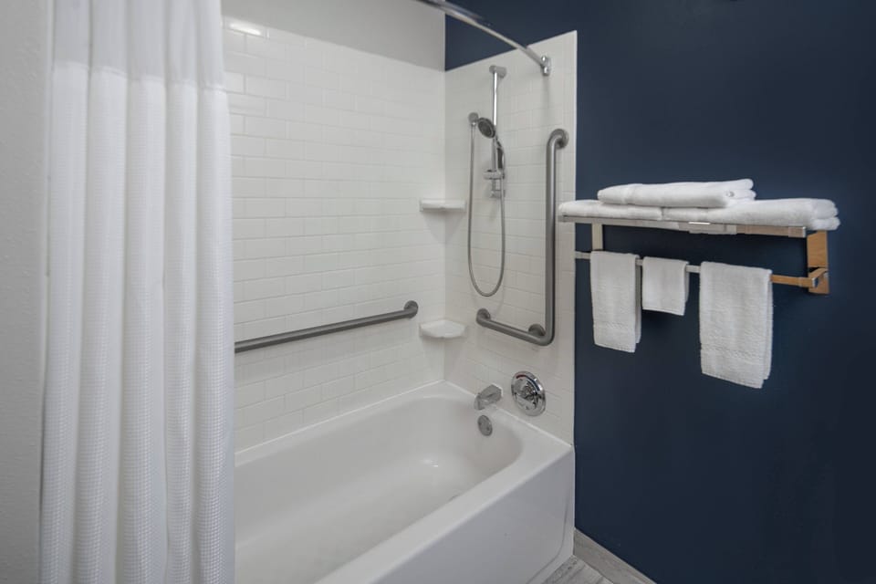 Combined shower/tub, free toiletries, hair dryer, towels