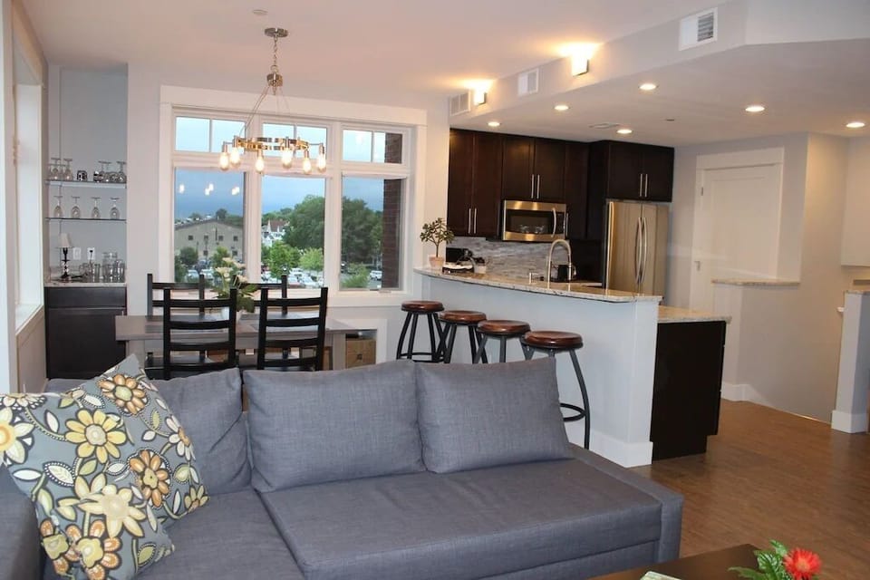 Open floor plan with lots of sunlight