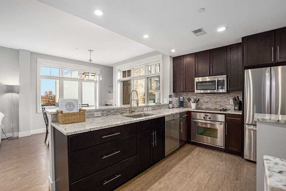Fully equipped kitchen w Keurig & drip coffee machines, blender, toaster, etc!