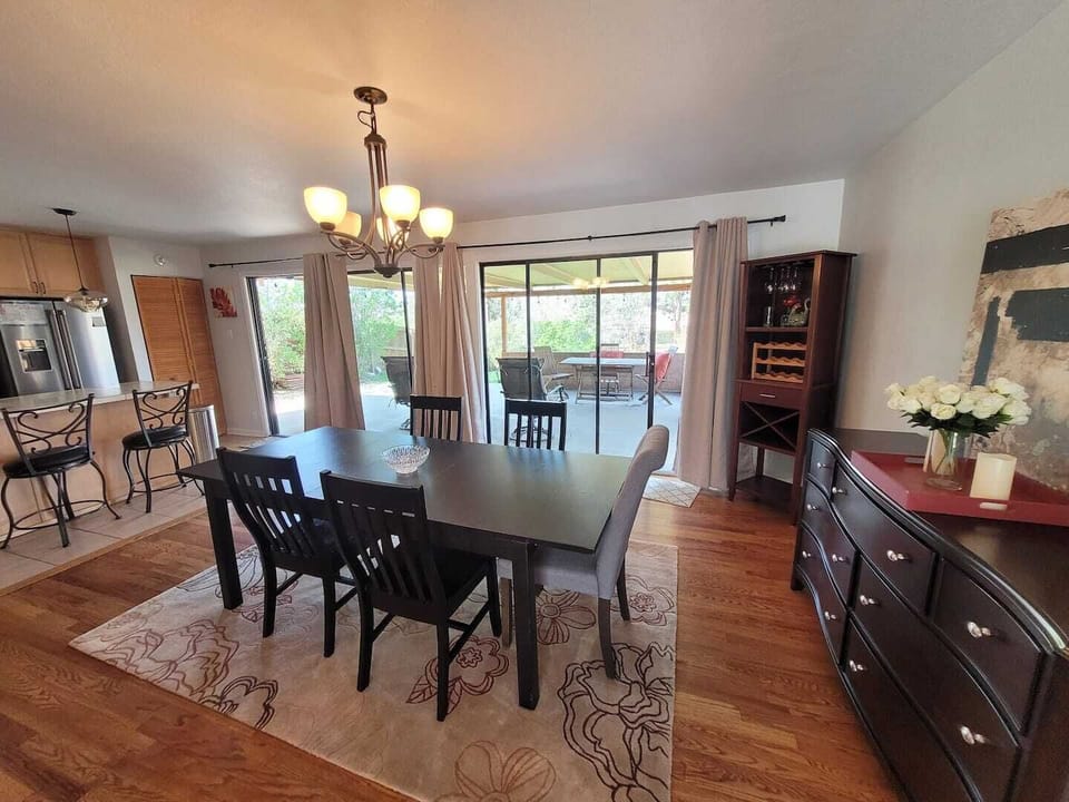 Open kitchen/dinning room for 9.
