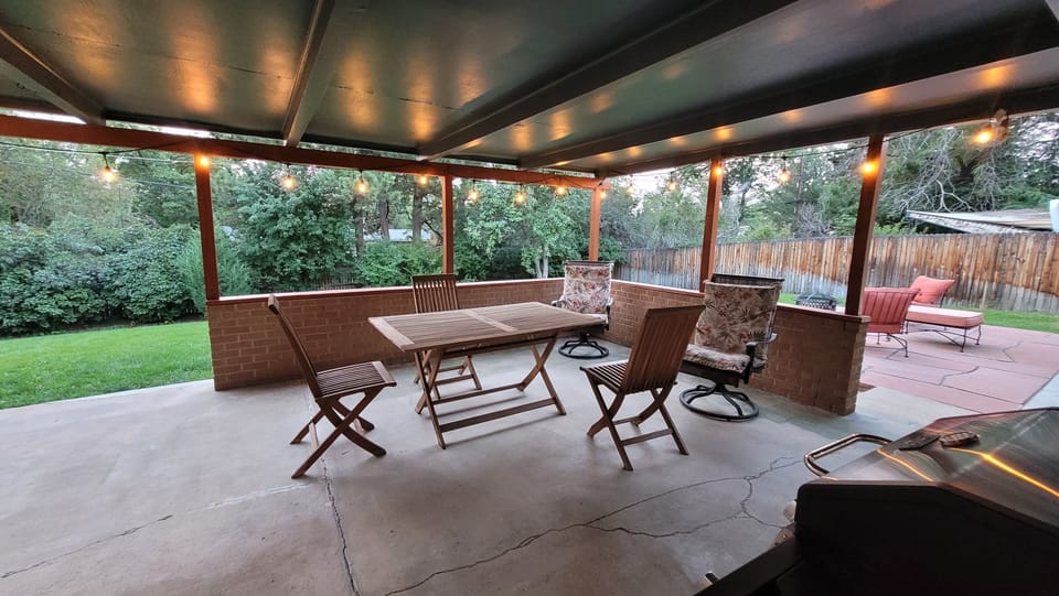 Covered patio w/yard and firepit