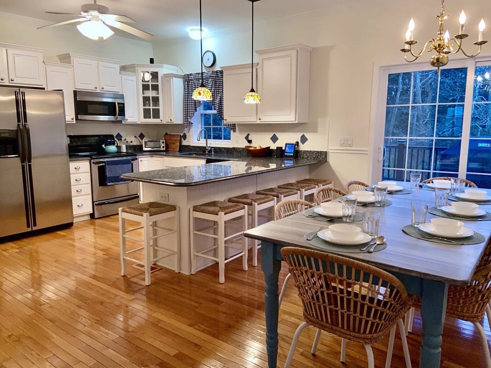 Kitchen & Dining