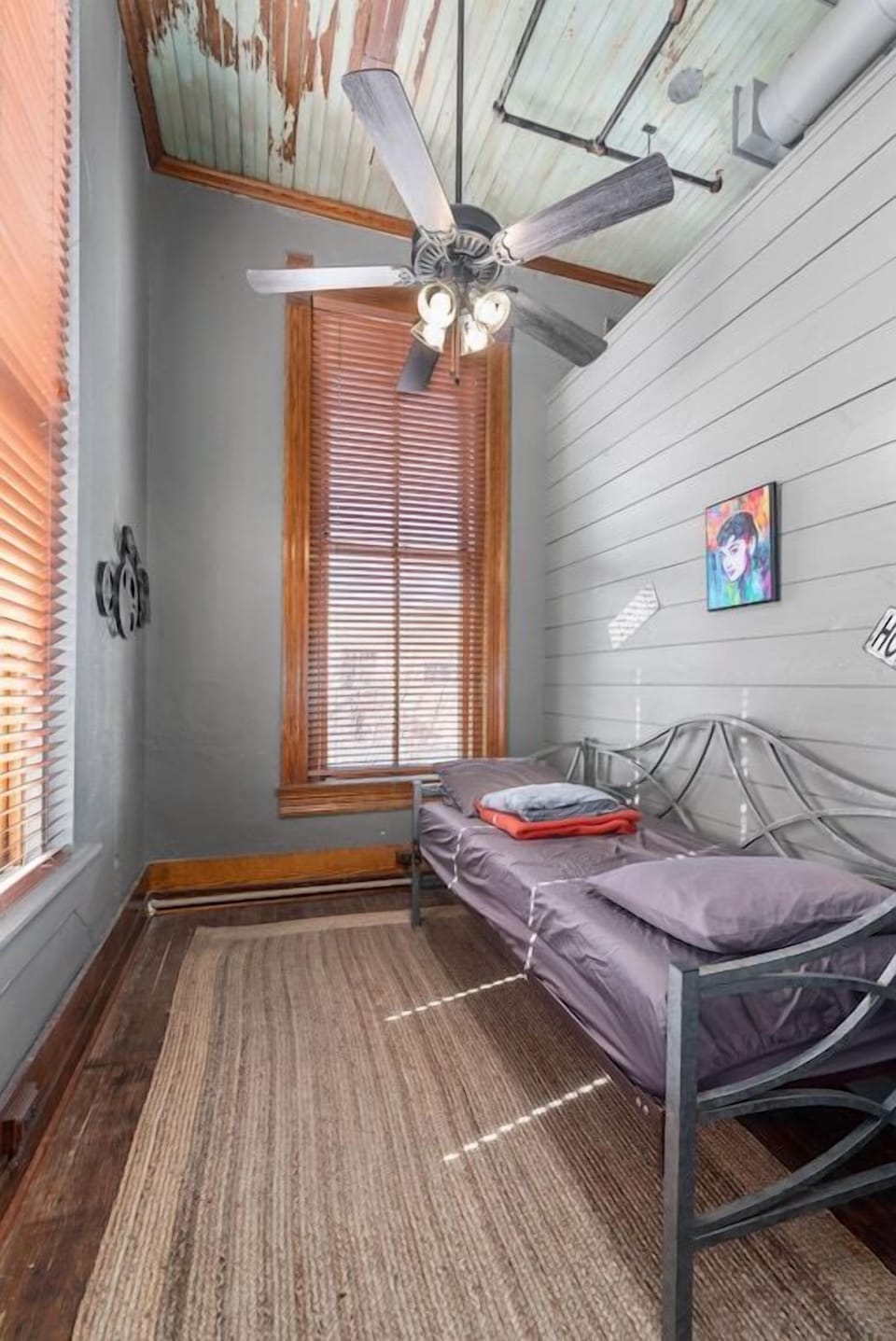 Extra room with daybed and two mattresses...one can be moved to floor. 