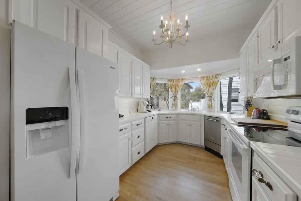 FULLY EQUIPPED, COASTAL KITCHEN