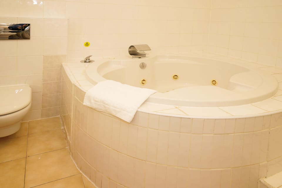 Suite | Bathroom | Free toiletries, hair dryer, towels