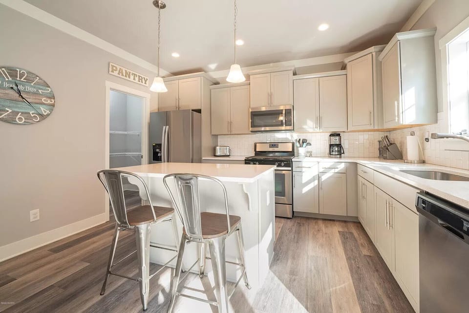 Kitchen with island
