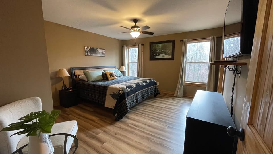 Large Master Suite with King Sized Bed, TV Apps, Cable & Sitting Area