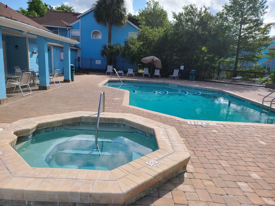 community pool & hot tub