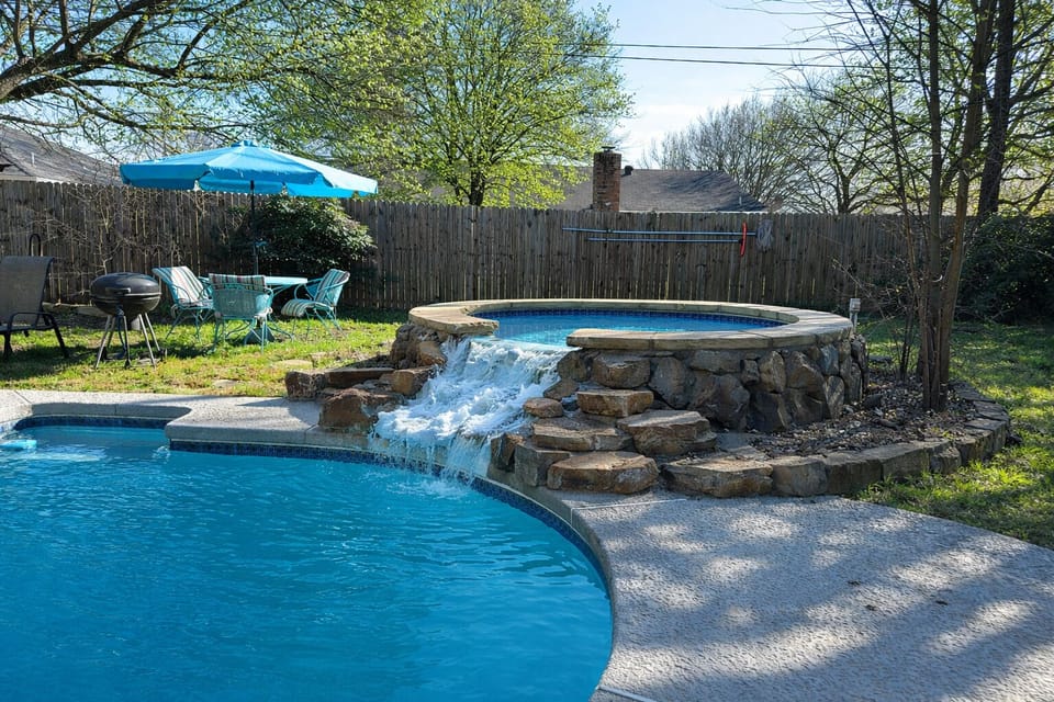 Huge backyard with diving pool (heatable), large hot tub, available all year.