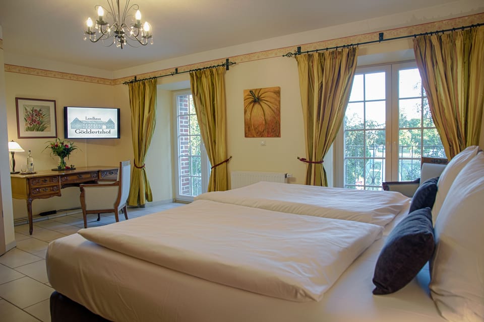 Classic Double Room | Desk, blackout drapes, iron/ironing board (on request), WiFi (free)