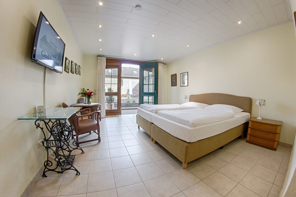 Classic Double Room | Desk, blackout drapes, iron/ironing board (on request), WiFi (free)