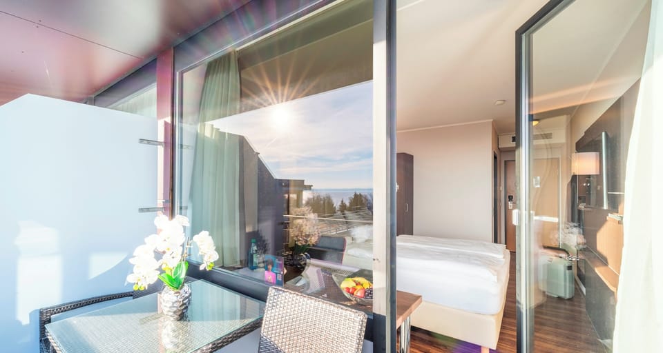 Standard Doppelzimmer mit Seeblick | Hypo-allergenic bedding, minibar, in-room safe, desk