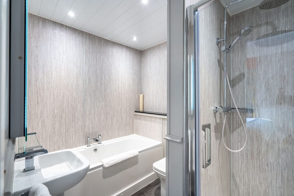 Double Guest Room Plus | Bathroom | Free toiletries, hair dryer, slippers, towels