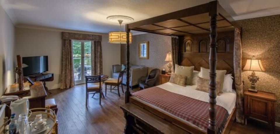 Deluxe King Room with Balcony | Premium bedding, individually decorated, individually furnished, desk