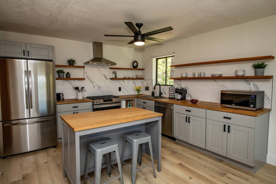 Enjoy breakfast at the kitchen island