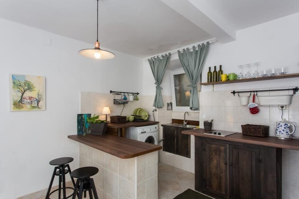 Apartment (Comfort Two-Bedroom Apartment) | Private kitchen | Fridge