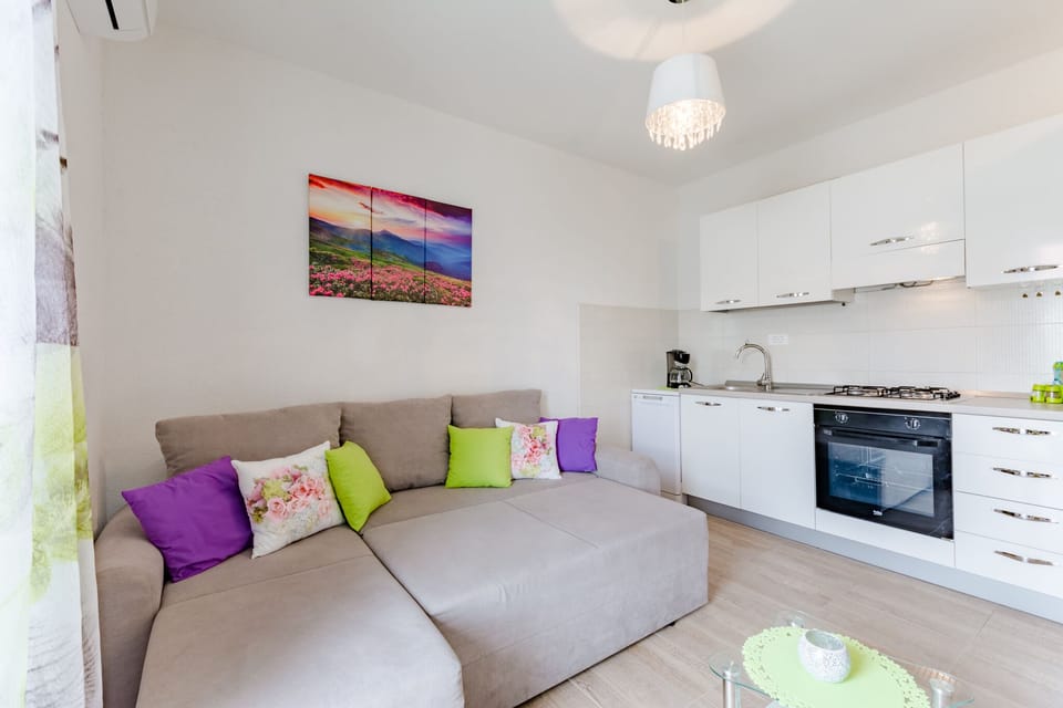 Apartment (One Bedroom Apartment) | Private kitchen | Fridge, stovetop, electric kettle, cookware/dishes/utensils