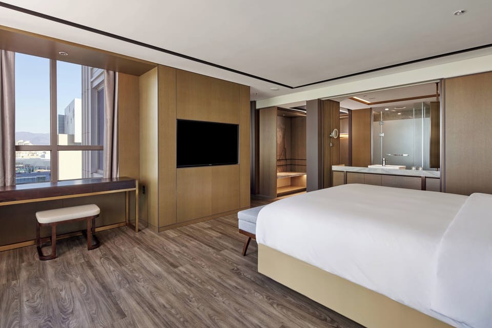 Executive Suite, 1 King Bed | Minibar, in-room safe, desk, laptop workspace