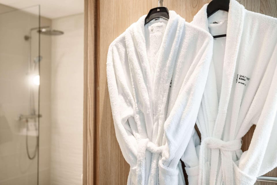 Deluxe Double Room, Non Smoking (King) | Desk, iron/ironing board, bed sheets