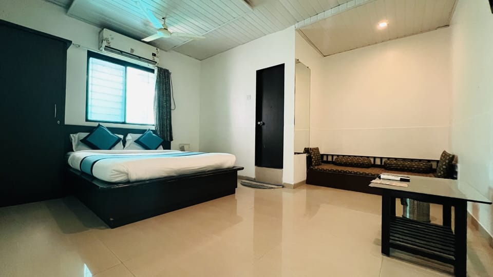 Executive Room | Desk, laptop workspace, iron/ironing board (on request), WiFi (free)