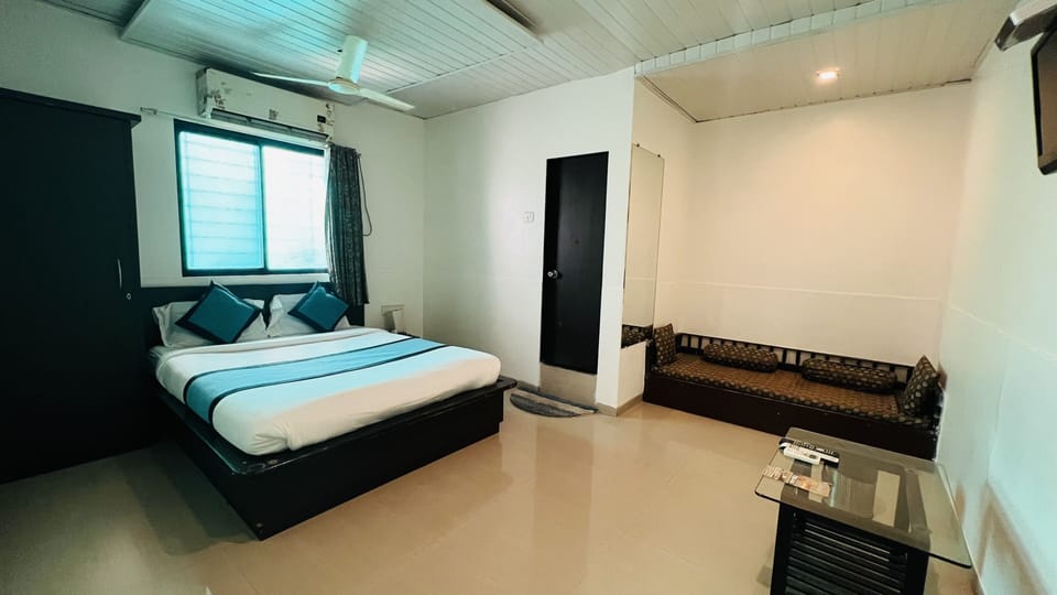Executive Room | Desk, laptop workspace, iron/ironing board (on request), WiFi (free)