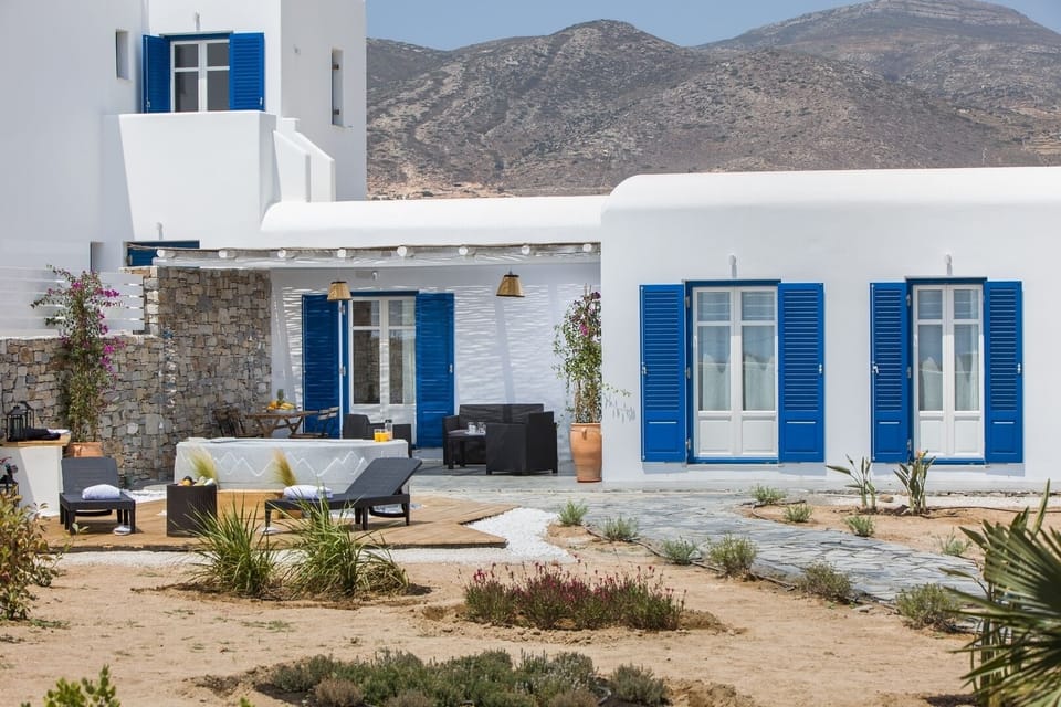 3 Villas with 3 private pools & Jacuzzi:
Villa Emily