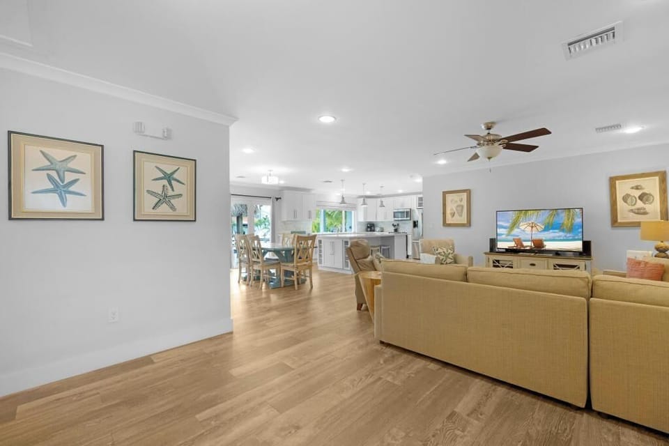 Living room/dinging/kitchen area