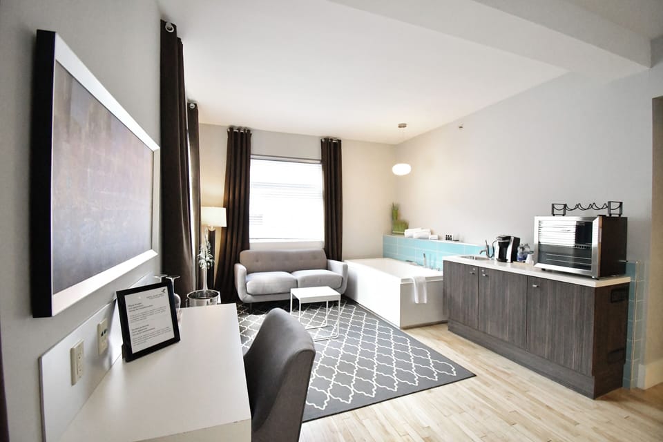 Executive Suite, 1 King Bed, Bathtub | Deep soaking bathtub