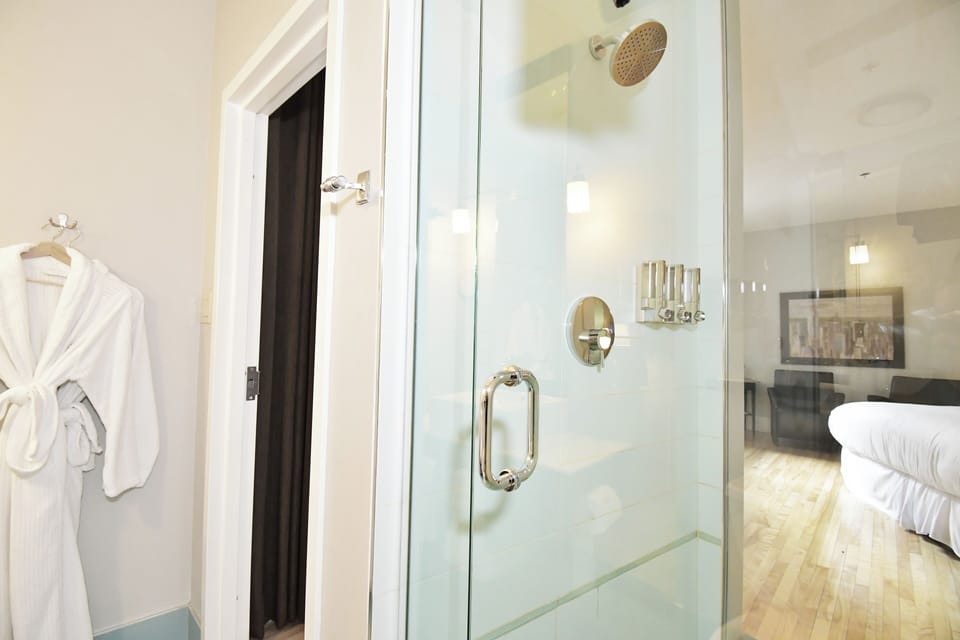 Deluxe Room, 1 King Bed | Bathroom | Free toiletries, hair dryer, bathrobes, towels