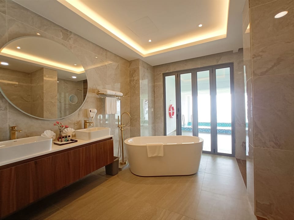 Seri Menanti Suite | Bathroom | Free toiletries, hair dryer, bidet, towels