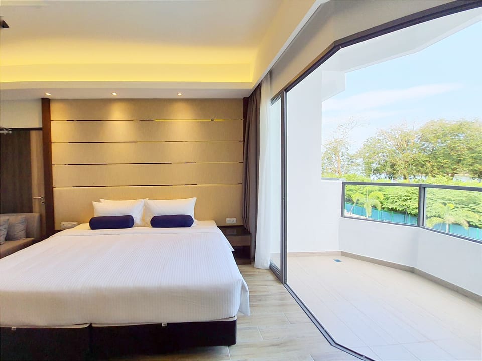 Minibar, WiFi (free), bed sheets