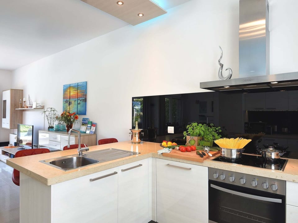 House | Private kitchen | Electric kettle, cookware/dishes/utensils