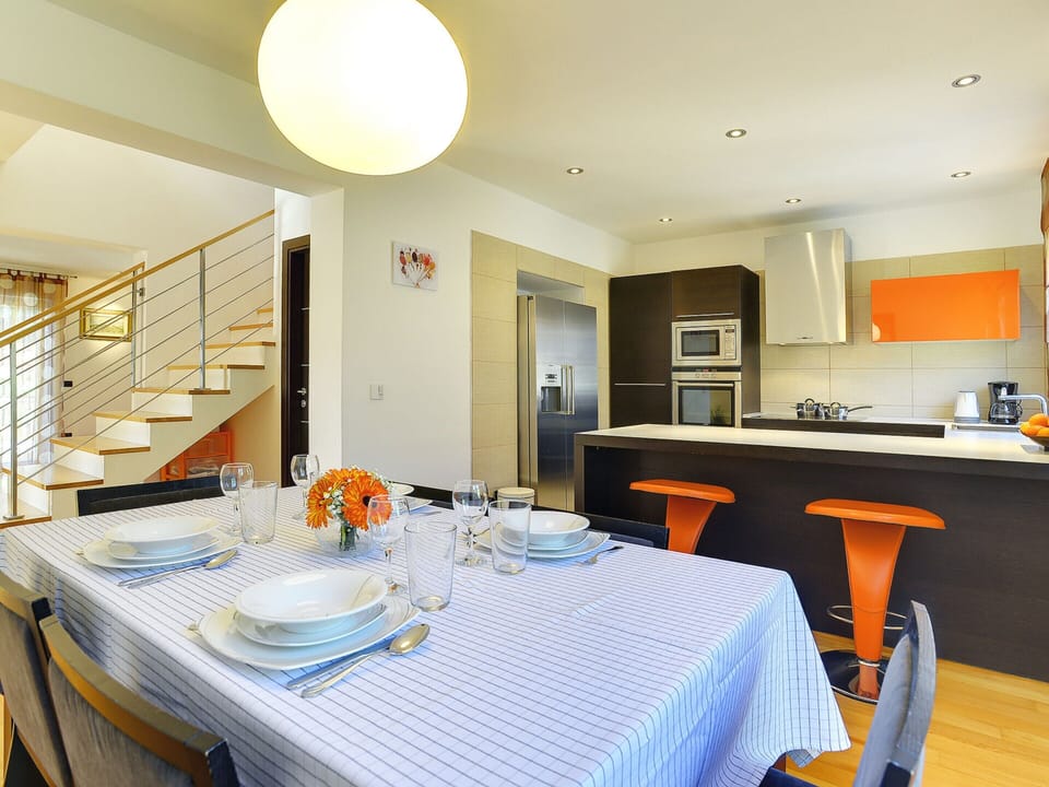 House | Private kitchen | Dining tables
