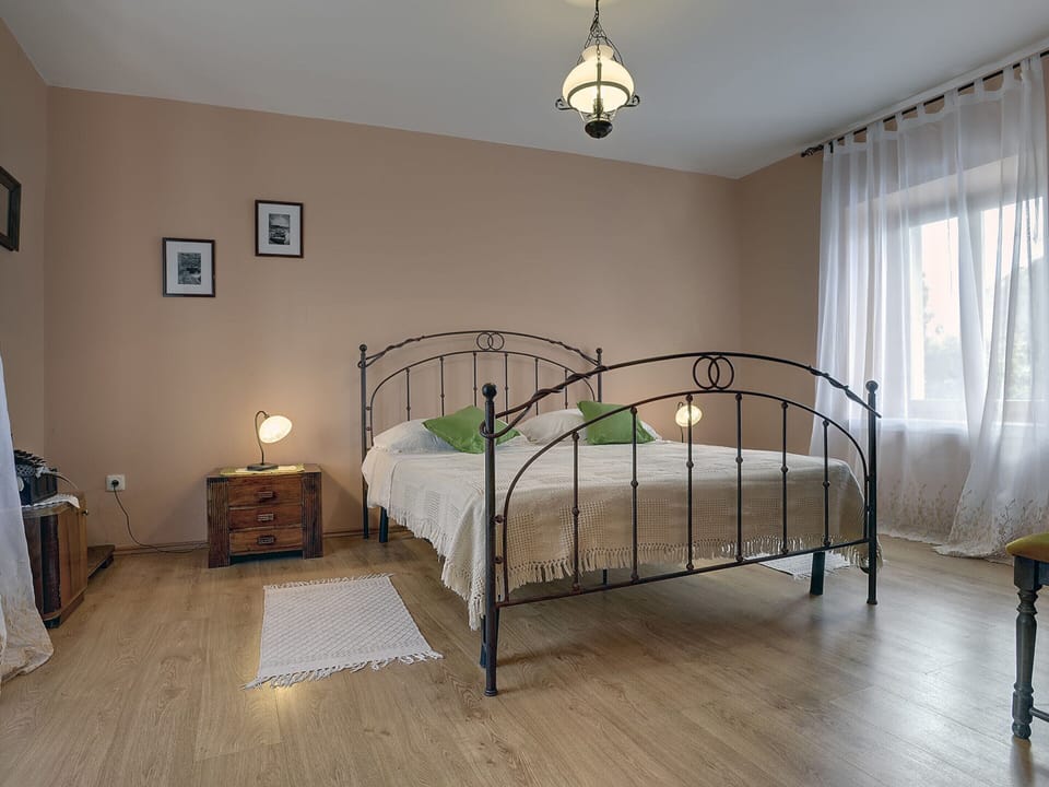 House | 3 bedrooms, individually furnished, bed sheets