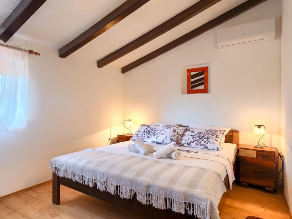 House | 4 bedrooms, individually furnished, bed sheets