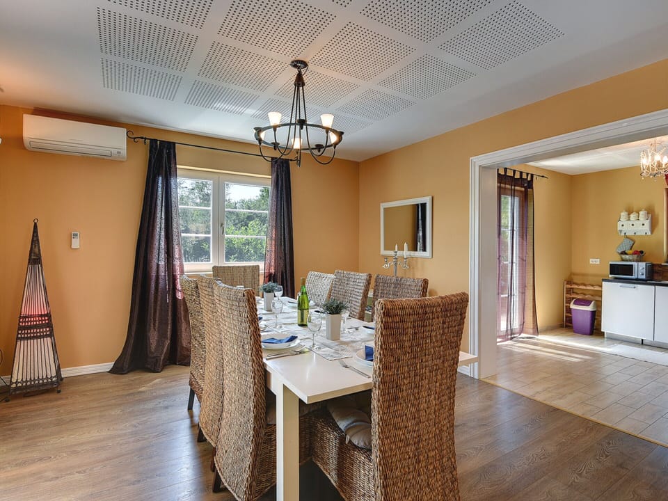Villa | Dining