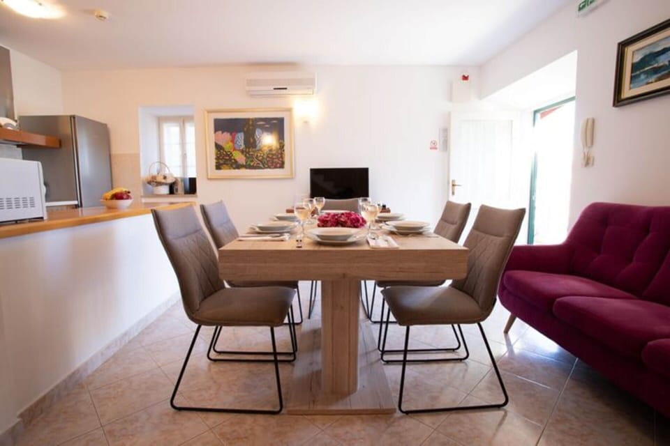 Villa | Dining