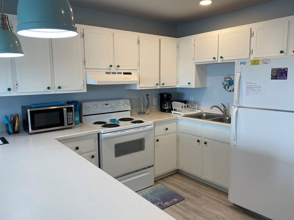 House, 3 Bedrooms | Private kitchen | Fridge, oven, coffee/tea maker, toaster