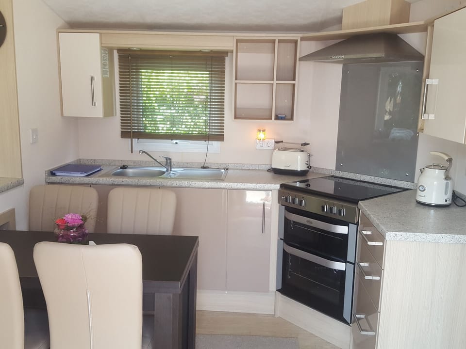 Kitchen, Coffee machine, Fridge and Cooker - EEZZ