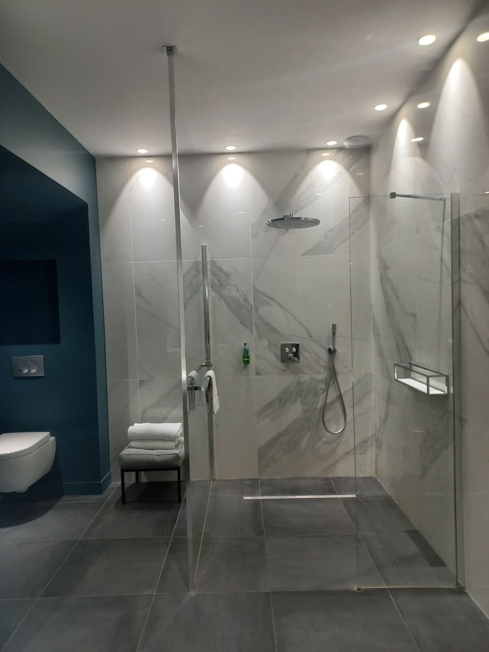 Comfort Apartment | Bathroom | Shower, rainfall showerhead, hair dryer, towels