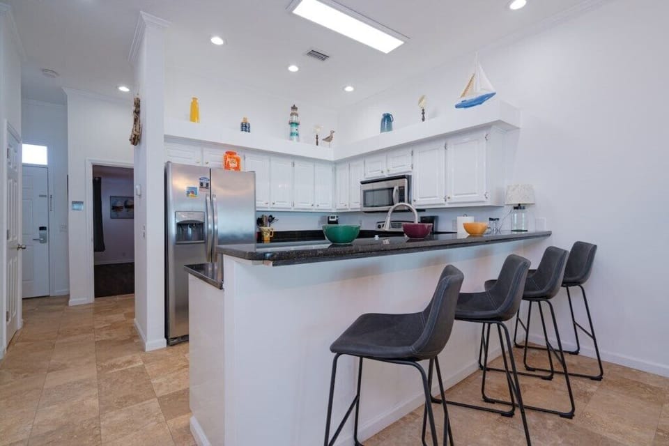 Kitchen with breakfast corner. You can see the video of the property @ JSKRentals